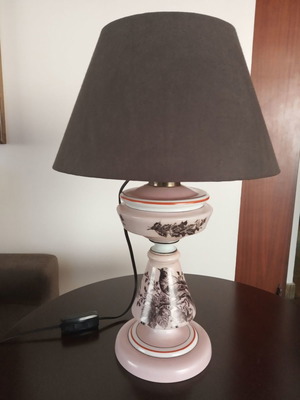 Ceramic Art Nouveau table lamp with pink body and intricate prints