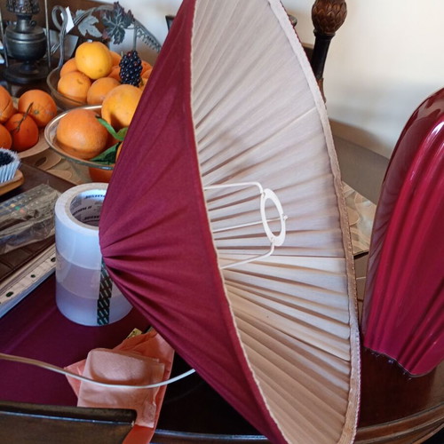 Porcelain table lamp like new, large, burgundy
