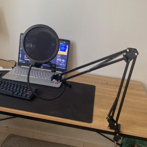 Microphone like new for gaming, streaming, chatting, dubbing