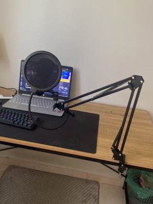 Microphone like new for gaming, streaming, chatting, dubbing