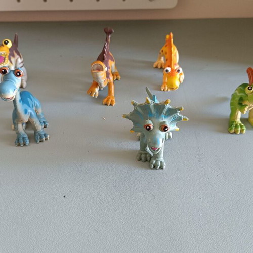 Dinosaur figures vintage set of 6, like new
