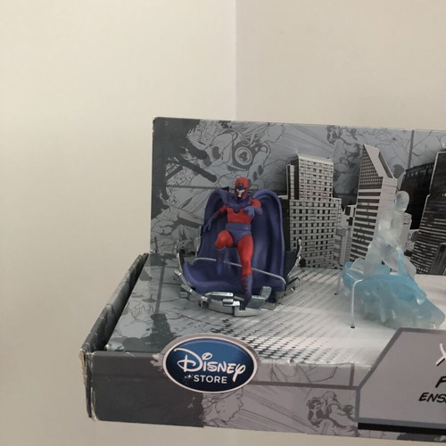 X-Men Figurine Playset Disney Store with 7 Figures like new