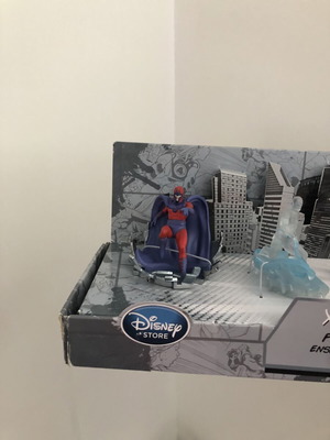 X-Men Figurine Playset Disney Store with 7 Figures like new