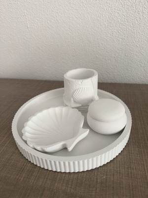Minimal decorative set like new