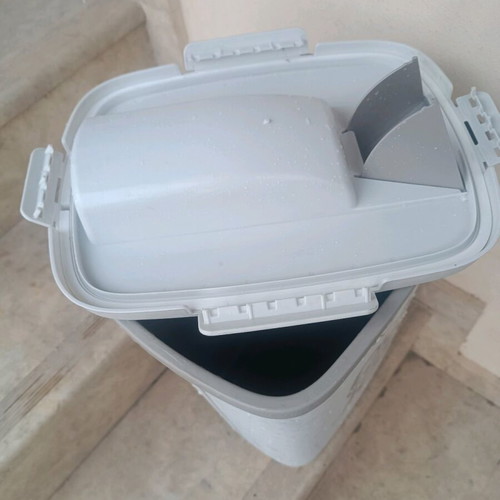 Rotho Plastic Feeder for Dog & Cat 25lt Beige like new