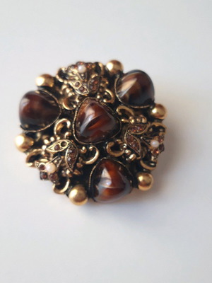 Vintage brooch like new with stones