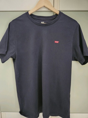 LEVIS T SHIRT MEDIUM
