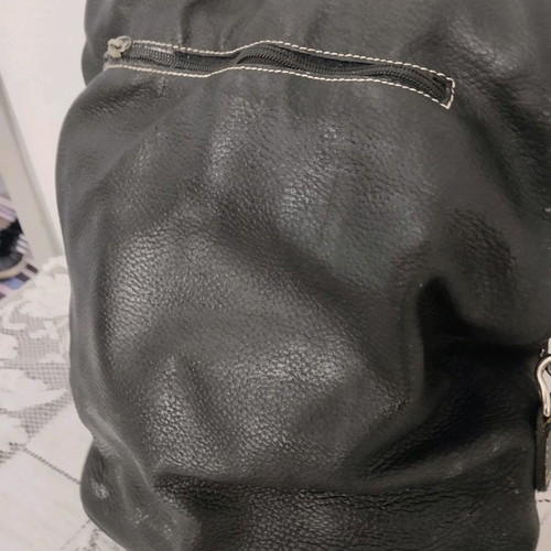 Leather shoulder bag used, black with magnetic clasp