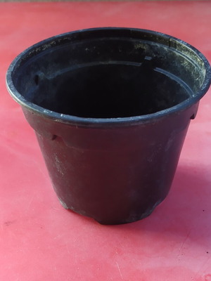 Small plastic flowerpot like new, height 8 cm, top diameter 10 cm