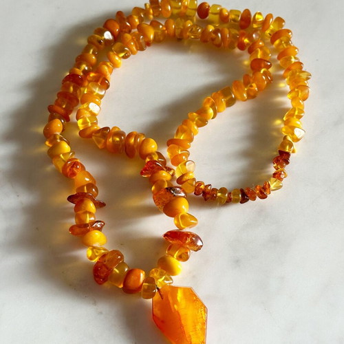 Vintage Baltic amber necklace with pendant like new