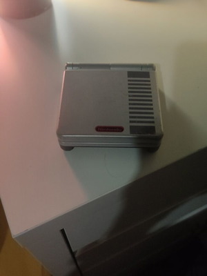 Game Boy Advance SP NES Edition σαν καινούργιο με φορτιστή