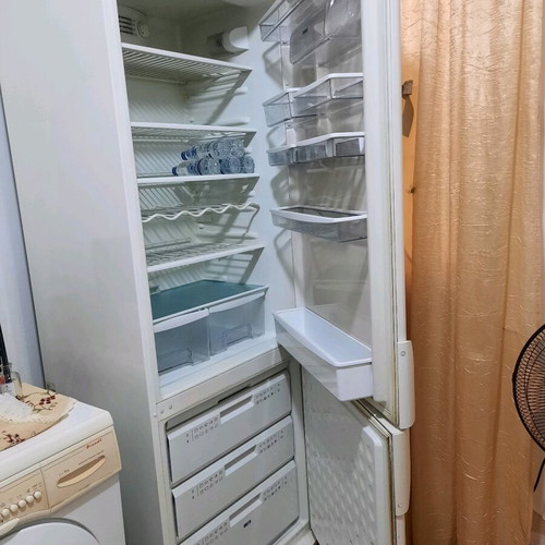 Pitsos refrigerator like new