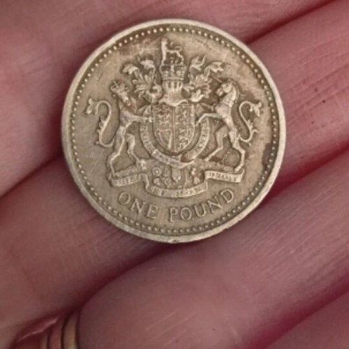 Collectible British Pound Coin 1983 with Queen Elizabeth, like new