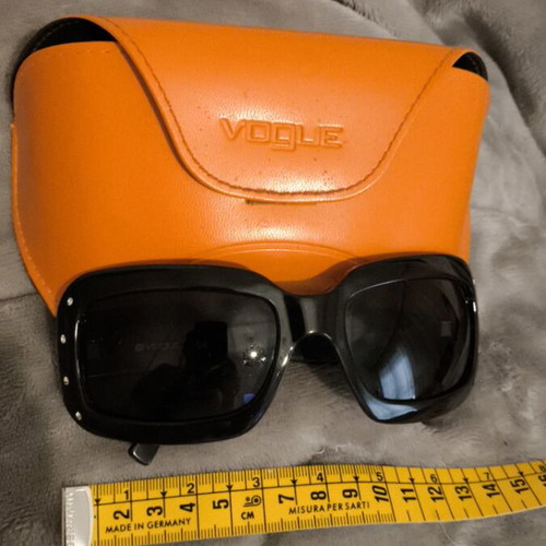 Vogue sunglasses like new, black