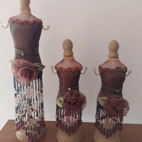 Decorative jewelry hangers like new, set