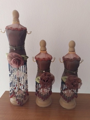 Decorative jewelry hangers like new, set