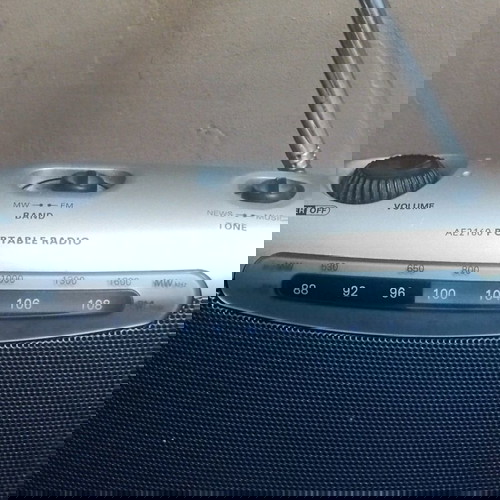 Philips AE 2100/00AM FM ραδιόφωνο. Παραδόθηκε από τη Γερμανία και λειτουργεί άψογα. Στο FM λαμβάνει όλους τους τοπικούς ραδιοφωνικούς σταθμούς.