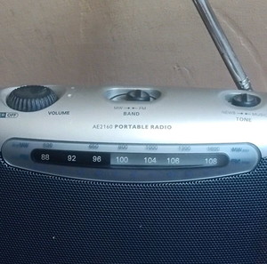 Philips AE 2100/00AM FM ραδιόφωνο. Παραδόθηκε από τη Γερμανία και λειτουργεί άψογα. Στο FM λαμβάνει όλους τους τοπικούς ραδιοφωνικούς σταθμούς.