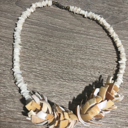 Shell necklace new in beige and white
