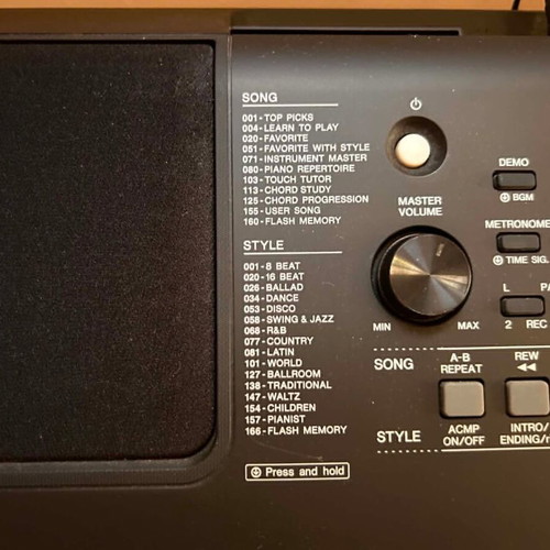 Yamaha PSR-E363 keyboard like new with stand and music rest