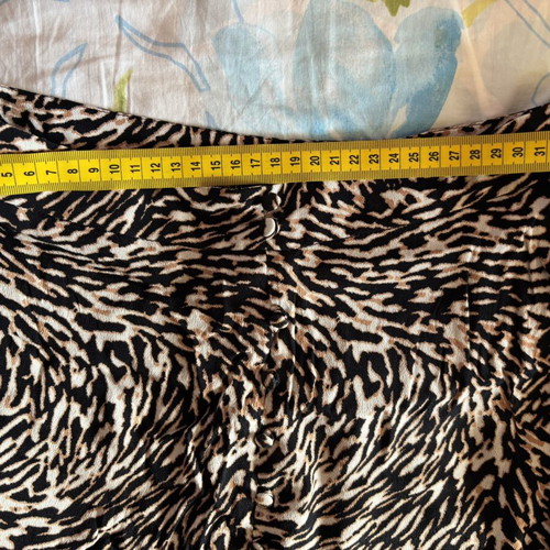 Leopard skirt like new with front button details, size XS