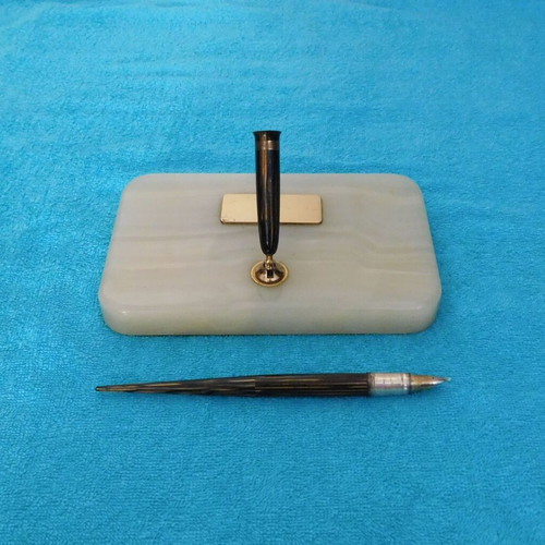 Sheaffer's Lifetime fountain pen used with 14K gold nib and onyx base
