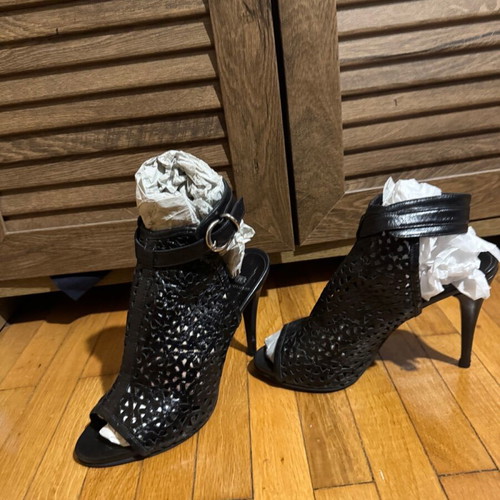 Vavoulas leather sandals like new, size 39, black with embroidery