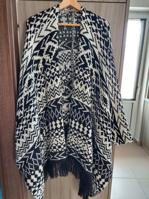 Attrattivo poncho used, wool, black and white with fringes