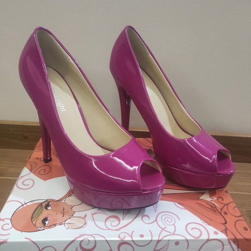 Fuchsia patent leather high heels like new, size 37
