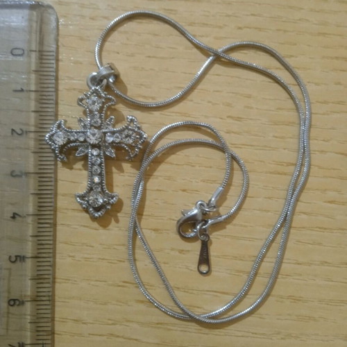 Cross with chain faux bijoux used