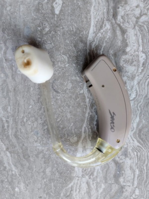 Senso Wider Digital Hearing Aid used with 3 batteries included