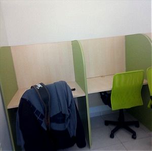 5 γραφεία για call center με τις καρέκλες τους.