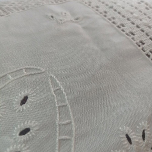 Tablecloth with cutwork hand motifs joined by lace new 1.40x1.40