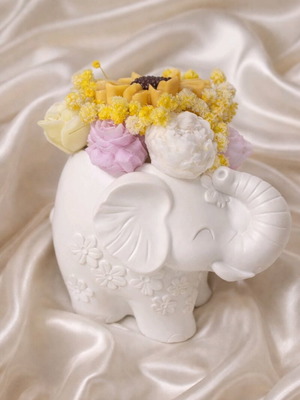 Ελέφαντακι πορσελάνινο καινούργιο με κερινά αρωματισμένα λουλούδια