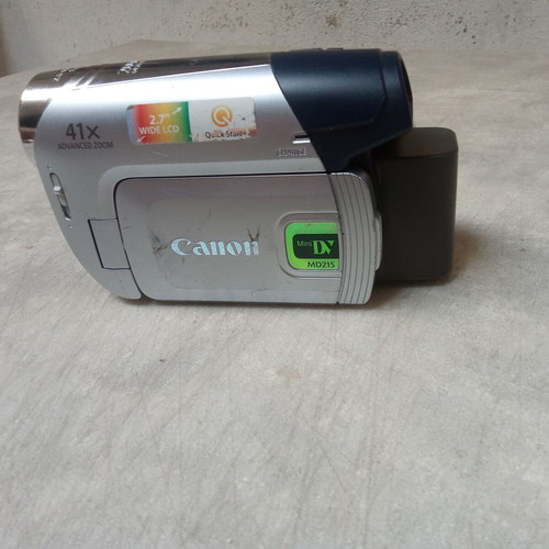 Canon MD 215 Mini DV video camera used, non-functional for parts