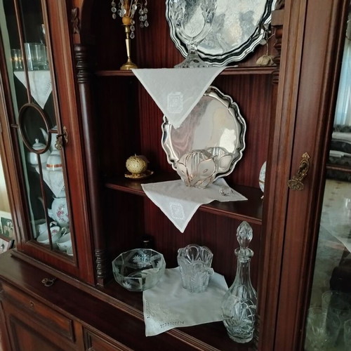 Dining set made of solid wood like new with extendable round table, 4 chairs and large buffet cabinet