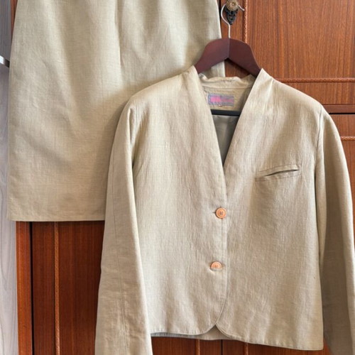 Linen women's suit vintage jacket and skirt like new, sizes M L