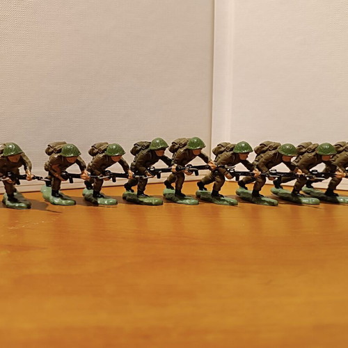 Britains Military Figures Set of 23 Like New