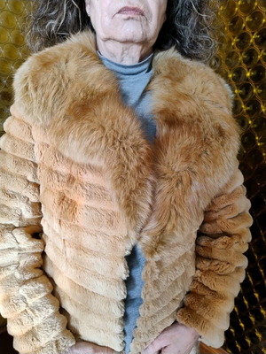 Бежово палто като ново с богат яка от лисица Nikos Paschalis