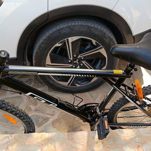 Mountain bike unisex like new, black, with suspension and gears