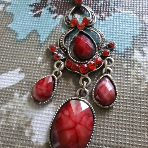 Earring red used, single