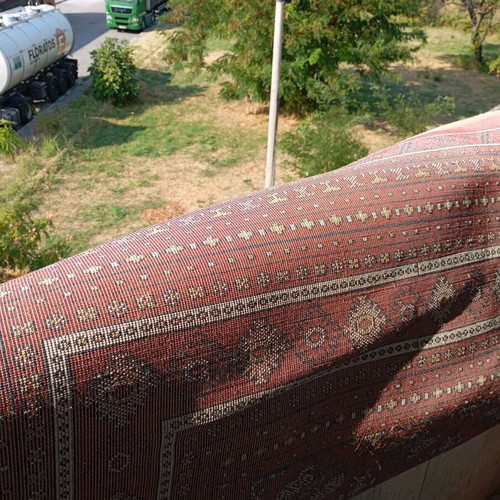 Wool rug like new, size 1.37x2.25 m, red color