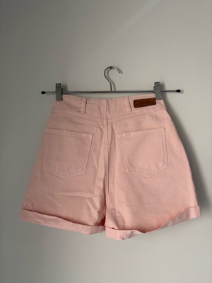 Review baby pink shorts like new, size XS
