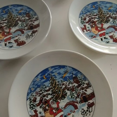Christmas plates set of 4, unused