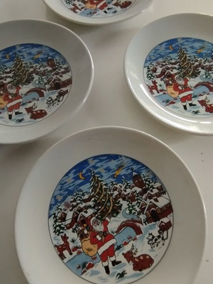 Christmas plates set of 4, unused