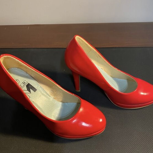 Magic red pumps size 37 like new, patent leather, round toe