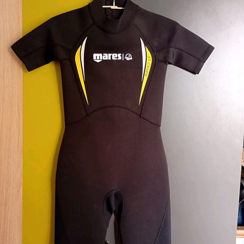 Mares Junior wetsuit 2.5cm size 2 like new for water sports