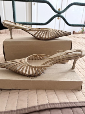 Elegant slingback shoes