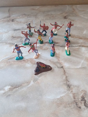 Set of 12 Indian figures and one triangular fire, Plasty