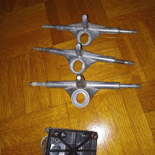 Skateboard trucks and base used, set of 3+1 metal